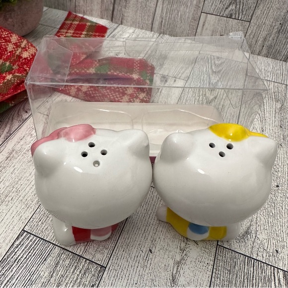 Hello kitty ceramic salt & pepper shaker set - Picture 4 of 8